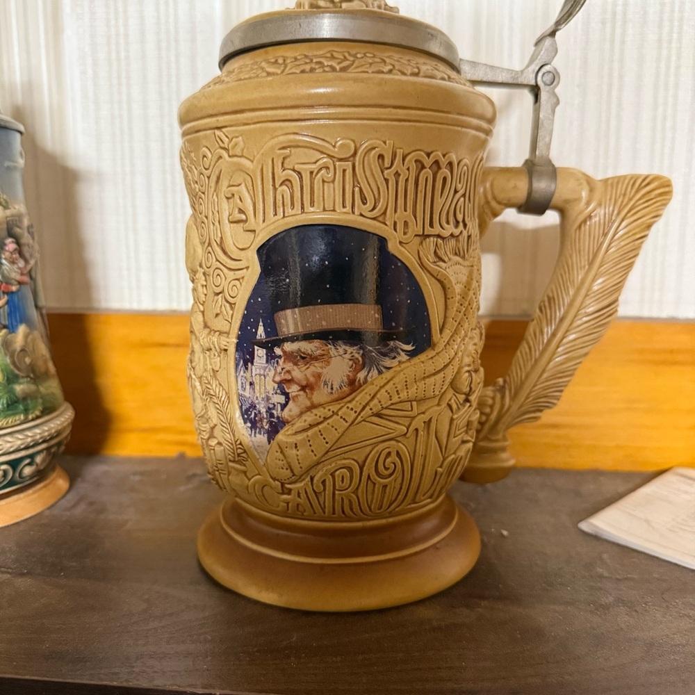 Vintage stein avon  “a Christmas carol”Stein 1996 no 82172 Christmas stein